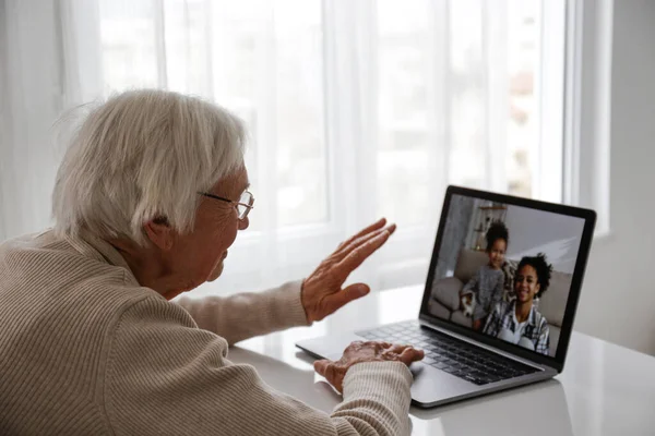 Blanke Oudere Vrouw Een Video Gesprek Met Haar Kleinkinderen Twee — Stockfoto