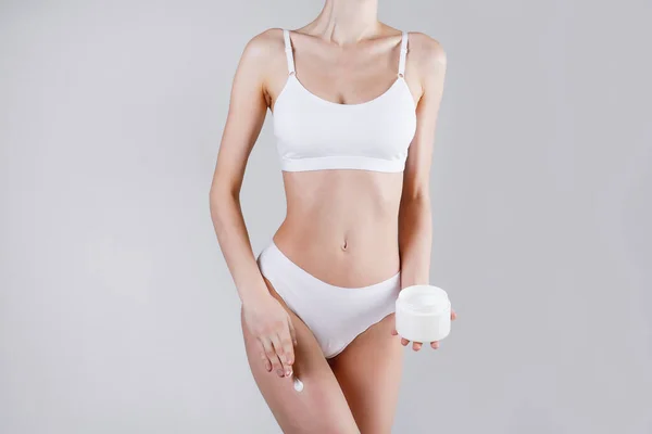 Foto Estudio Una Mujer Forma Posando Sobre Fondo Blanco Aislado — Foto de Stock
