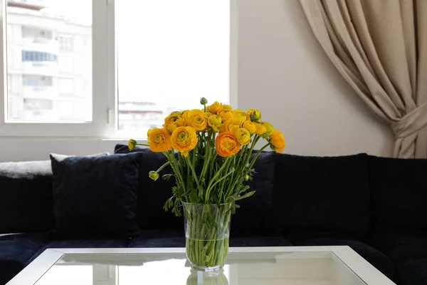 Крупный План Стеклянного Кофейного Столика Букетом Красивых Желтых Цветков Ранункулуса — стоковое фото