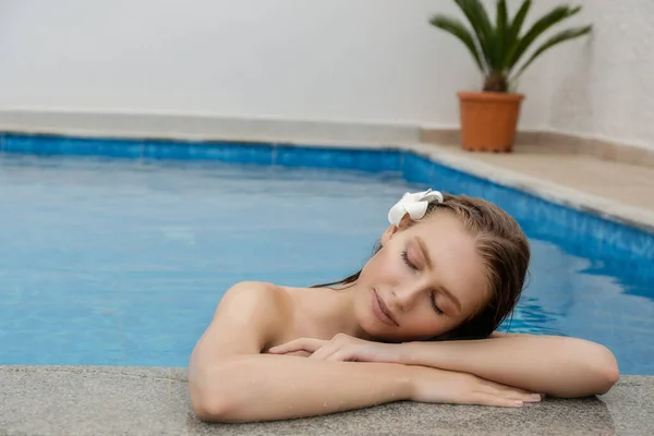 Lächelnde Fitte Junge Frau Leuchtend Senfgelbem Badeanzug Entspannt Pool Weibliches — Stockfoto