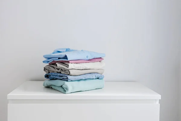 Mükemmel Katlanmış Giysi Yığını Masada Farklı Renk Gömlekler Süveterler Pantolonlar — Stok fotoğraf