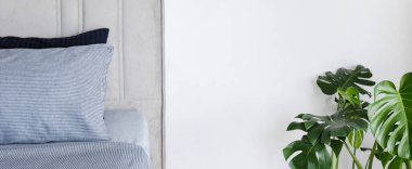 Yatak başlıklı, yeni yapılmış kral yataklı, temiz ve ütülenmiş çarşaflı, güneş ışığında şişkin yastıklı bir otel odası. Mobilya galerisinde büyük boy yatak. Kapat, metin için boşluk kopyala.