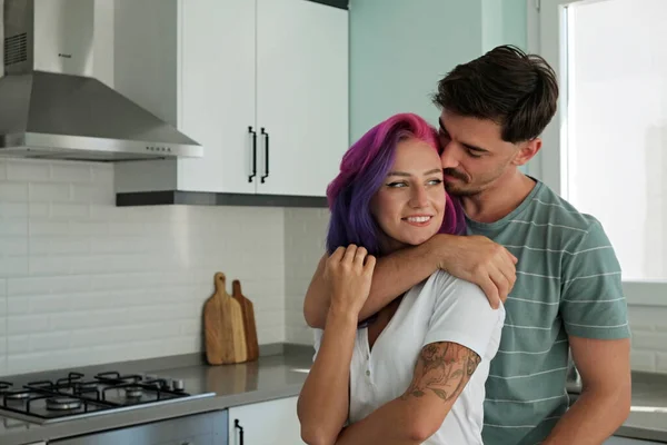 Young Woman Colorful Hair Her Husband Open Plan Kitchen New — Fotografia de Stock