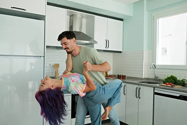 Young Woman Colorful Hair Her Husband Dancing Open Plan Kitchen — Fotografia de Stock
