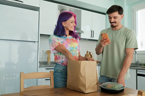 Hipster Couple Unpacking Paper Bag Full Take Out Food Containers — Fotografia de Stock