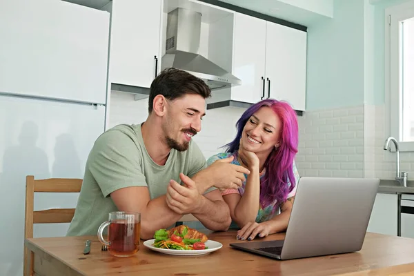 Hipster Couple Having Breakfast Croissant Salad Streaming Show Young Woman — Fotografia de Stock