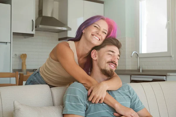 Hipster Couple Hugging Couch Home Young Woman Bright Colorful Hair — Fotografia de Stock