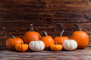 Bir grup dekoratif mini balkabağı, grunted ahşap masa arkaplanı üzerinde boyut ve renk Sonbahar tatillerinin bir sembolü olarak metin için bir sürü kopya alanı.