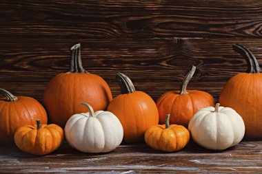 Bir grup dekoratif mini balkabağı, grunted ahşap masa arkaplanı üzerinde boyut ve renk Sonbahar tatillerinin bir sembolü olarak metin için bir sürü kopya alanı.