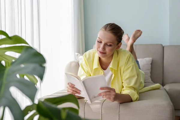 Sarı Gömlekli Genç Bir Kadın Evde Kitap Okuyor Esmer Kadın — Stok fotoğraf
