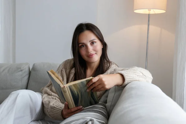 Young Beautiful Woman Wearing Knitted Cardigan Reading Book Home Brunette — 图库照片