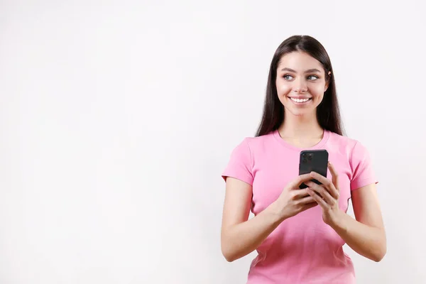 Portrait Young Brunette Woman Wearing Pink Shirt Texting Phone Isolated — Stockfoto