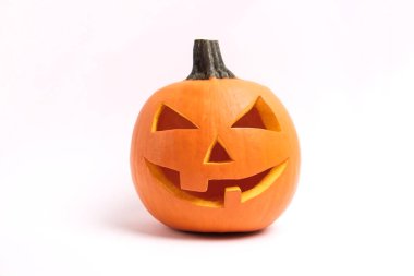 Turuncu kabak ürpertici içine oyulmuş ve komik Jack o fener beyaz arka plan üzerinde izole. Tüm gece toplantı salonu. Alanı ise, üstten görünüm, kapatın. Cadılar Bayramı partisi dekorasyon. Ya parani ya canini kavramı.