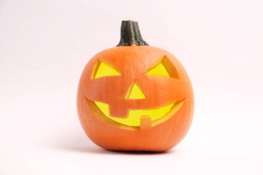 Turuncu kabak ürpertici içine oyulmuş ve komik Jack o fener beyaz arka plan üzerinde izole. Tüm gece toplantı salonu. Alanı ise, üstten görünüm, kapatın. Cadılar Bayramı partisi dekorasyon. Ya parani ya canini kavramı.