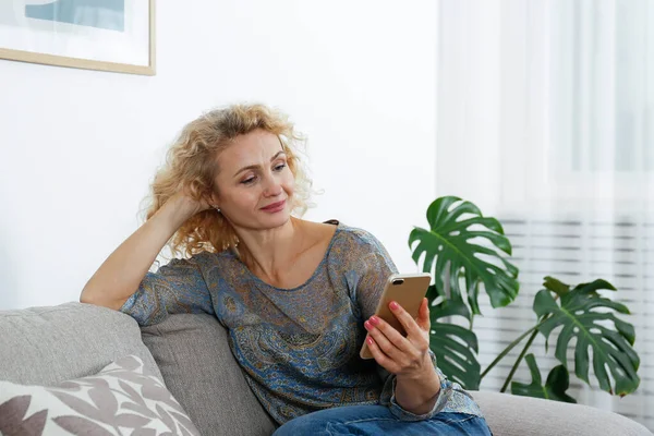 Portrait Adult Blonde Woman Wearing Mom Jeans Sitting Couch Holding — Stockfoto