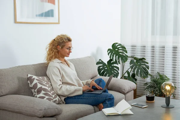 Portrait Adult Blonde Woman Wearing Sweater Glasses Sitting Couch Home — Foto de Stock