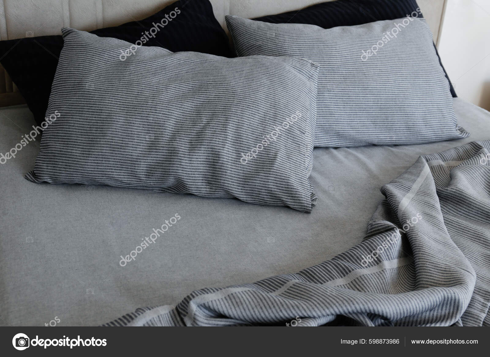 14 Minimalist Bedroom Design Ideas | Extra Space Storage, image size:1600x1167