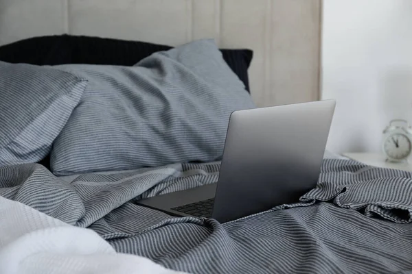 Laptop King Sized Bed Headboard Perfectly Clean Ironed Sheets Puffy — Stockfoto