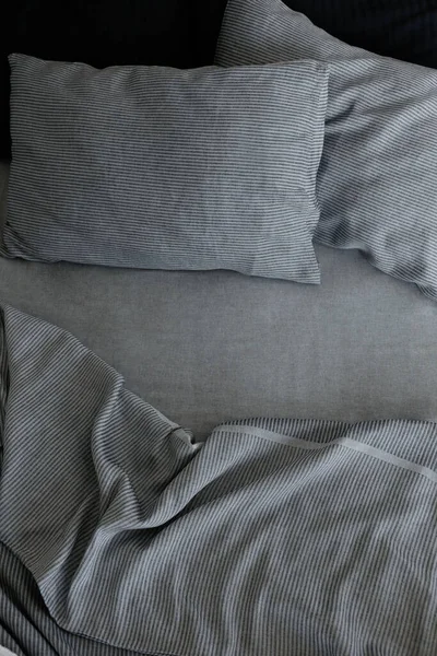 Пустая Кровать Изголовьем Идеально Чистые Гладильные Простыни Пухлые Подушки Естественном — стоковое фото