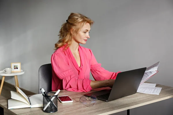 Portrét Dospělé Blondýny Elegantní Růžové Blůze Která Sedí Svého Pracoviště — Stock fotografie