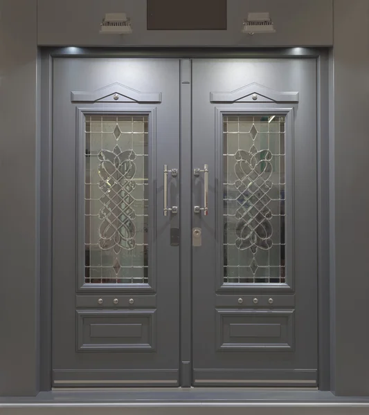 Массивная алюминиевая дверь — стоковое фото
