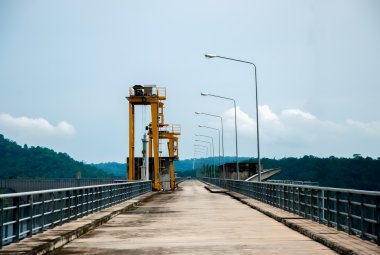 yol boyunca rezervuar üstteki baraj duvar