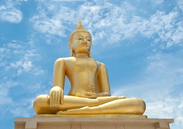 O status de Buda no fundo azul do céu — Fotografia de Stock