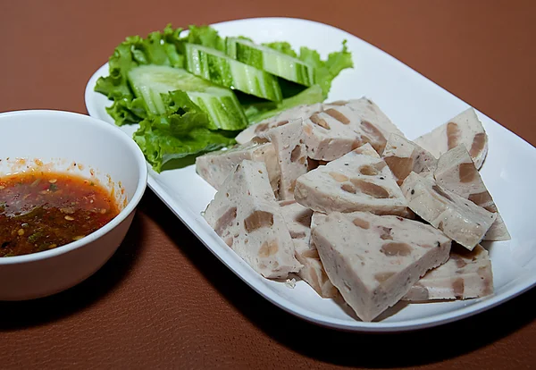 Thailändisches Essen aus Bananenblättern gefüllt mit Schweinefleisch — Stockfoto