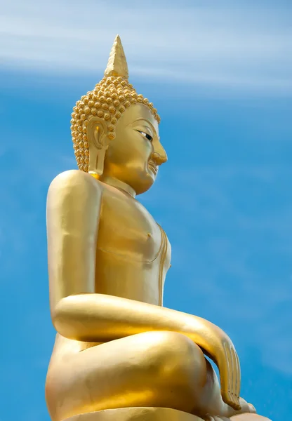 Le statut de Bouddha sur fond bleu ciel — Photo