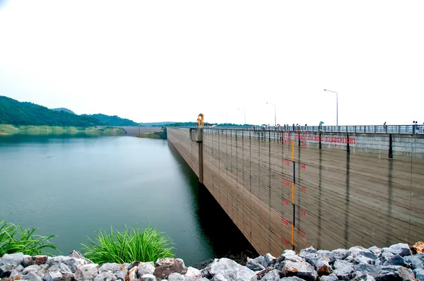 Le mur du barrage avec route sur le dessus le long du réservoir — Photo
