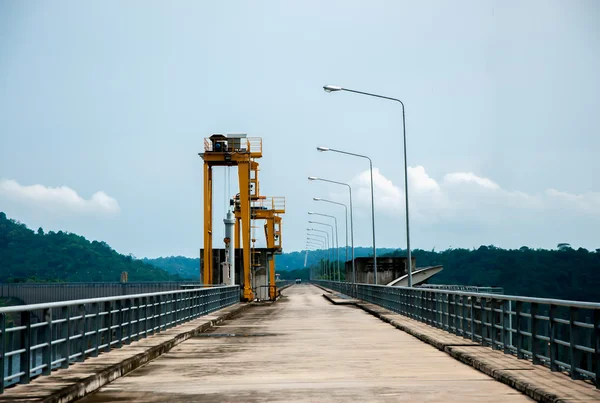 Le mur du barrage avec route sur le dessus le long du réservoir — Photo