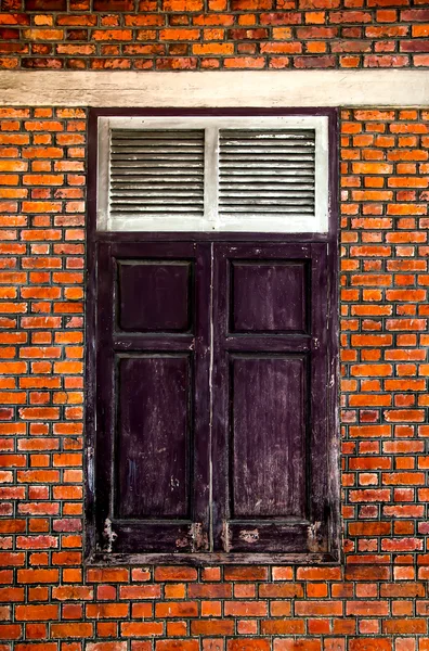 Vieja ventana sobre fondo de ladrillo — Foto de Stock