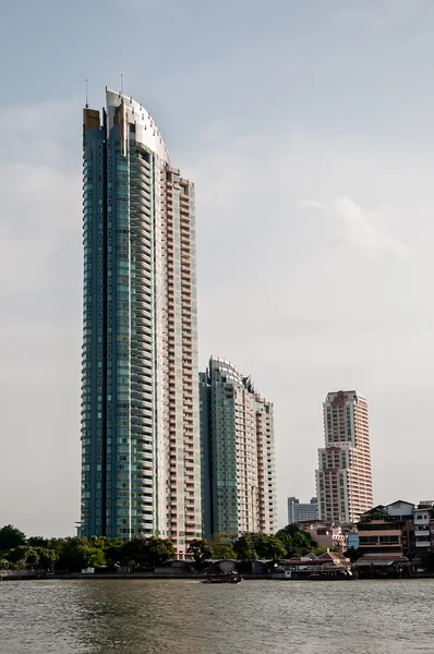 Het moderne gebouw langs rivier achtergrond — Stockfoto