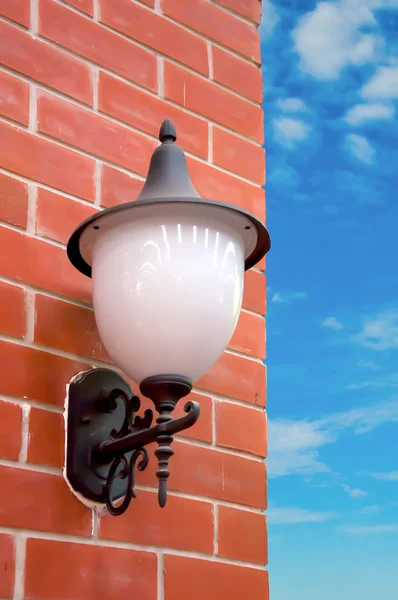 Vieja lámpara de calle en la pared —  Fotos de Stock