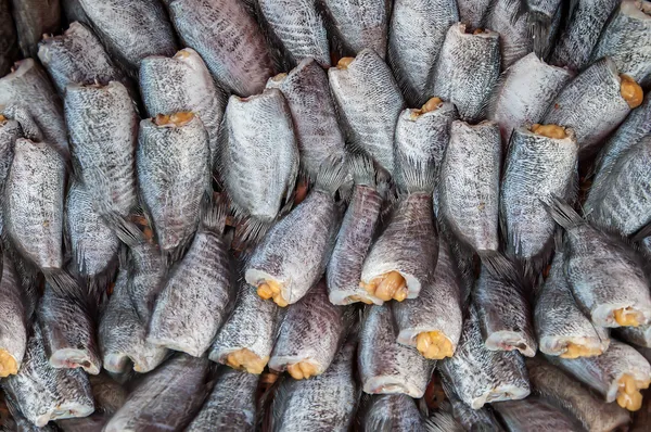 Pazarda kurutulmuş balık. — Stok fotoğraf