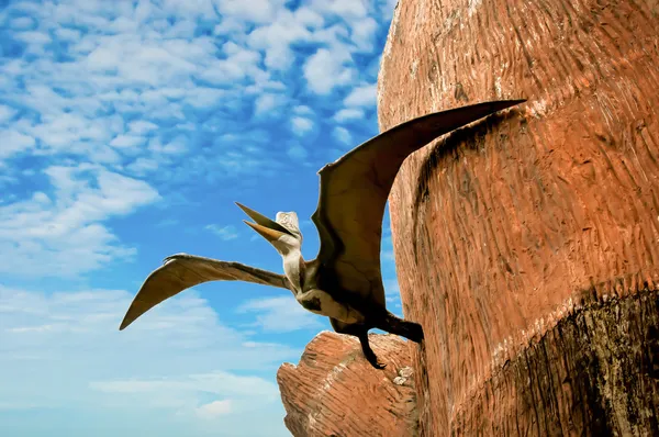 青い空を背景に恐竜時代の鳥の彫刻 — ストック写真