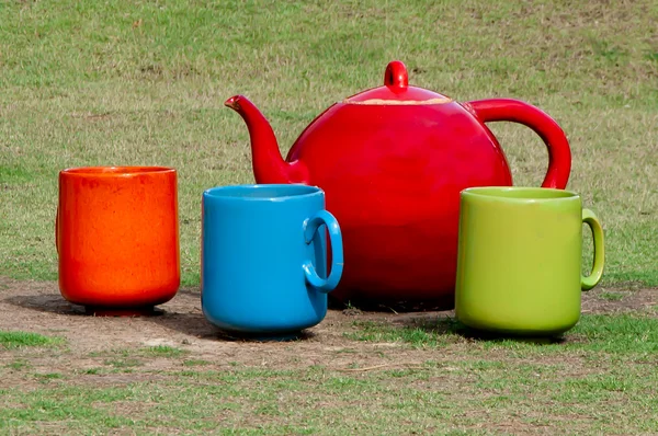 Sculptuur kopje koffie op groen gras — Stockfoto