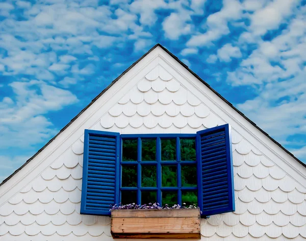 Schöne Fenster am Altbau — Stockfoto