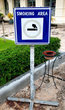 kül tablası ile sigara alan işareti