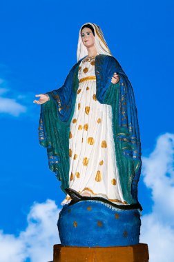 heykel izole mavi gökyüzü arka plan üzerinde madonna durumu