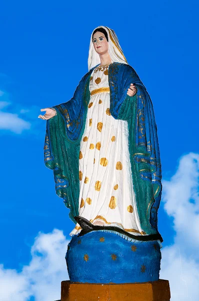 Sculpture of Madonna Status isolated on blue sky background — Stock Photo, Image