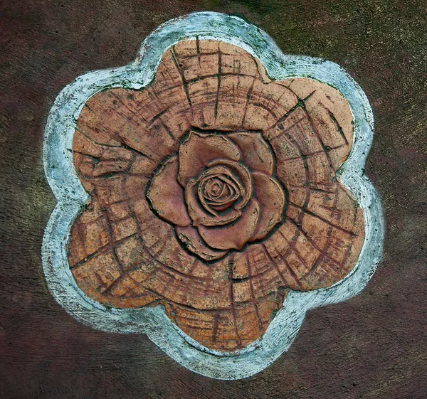 Escultura cerâmica de rosa no chão de cimento — Fotografia de Stock