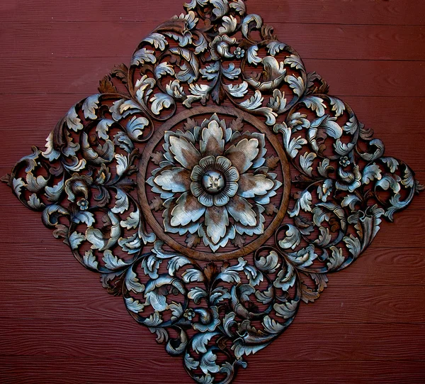 O ornamento de madeira de escultura velha de padrão de flor estilo tailandês — Fotografia de Stock