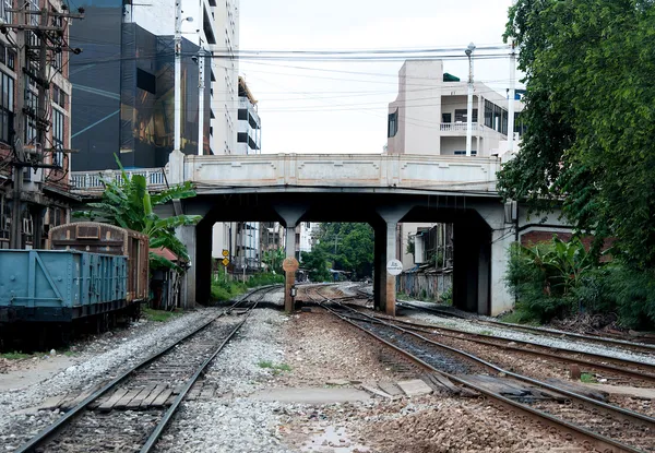 Tren de vía cruzada puente viejo — Foto de Stock