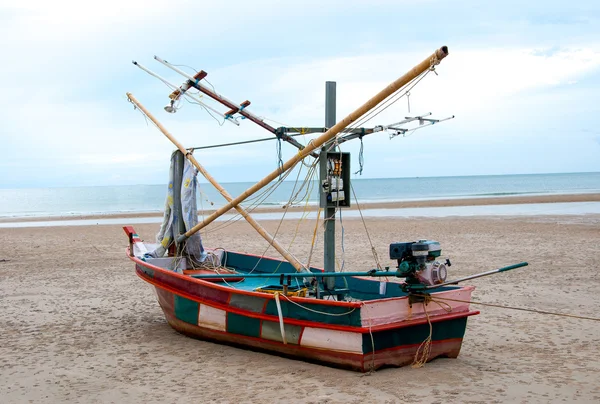 Barca de pescuit calmar pe plaja de nisip — Fotografie, imagine de stoc