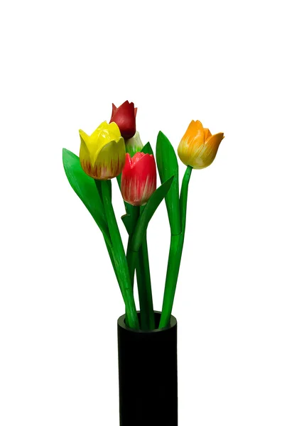 Tulipe en bois sculptée dans un vase isolé sur fond blanc — Photo