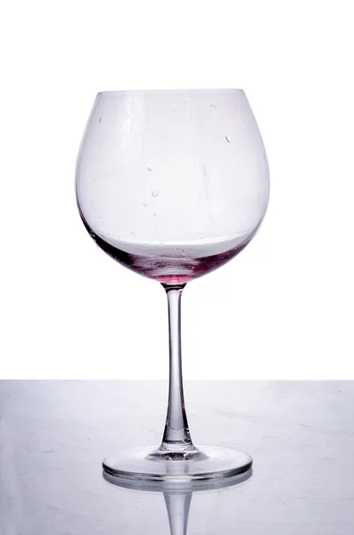 Beyaz arka planda izole edilmiş boş şarap kadehi — Stok fotoğraf
