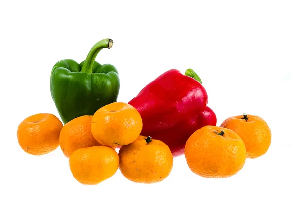 Paprika mit Orange isoliert auf weißem Hintergrund — Stockfoto