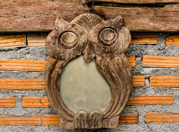 Escultura de madeira de pássaro coruja no fundo de tijolo — Fotografia de Stock