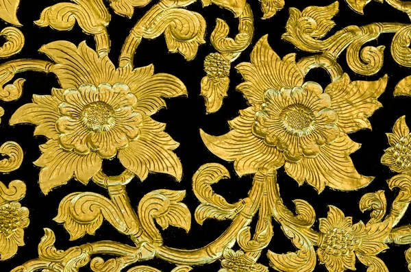 Zlatá květina basreliéf vzor thajské stylu — Stock fotografie